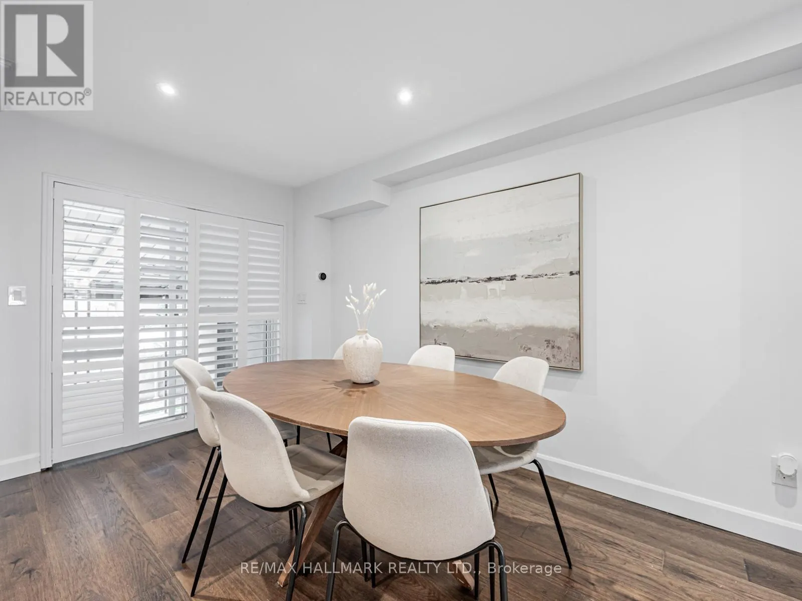 12 LEAGROVE CRESCENT