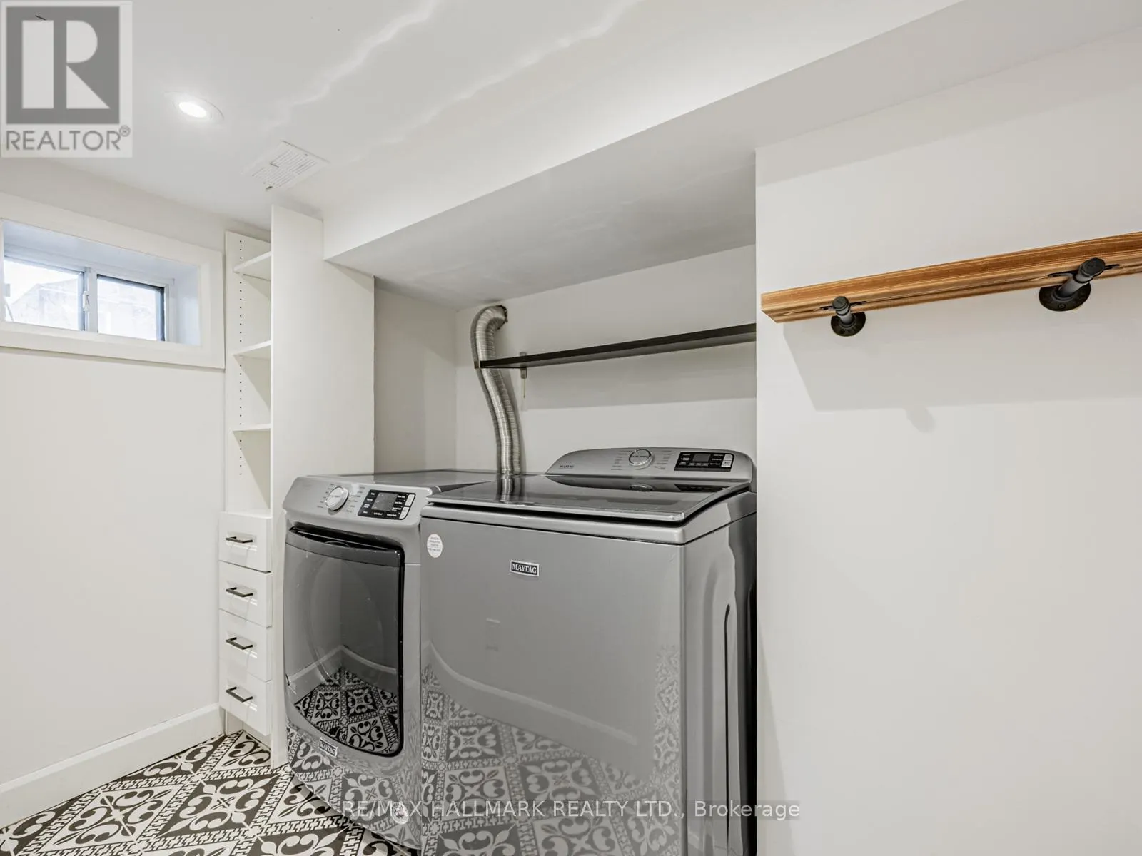 12 LEAGROVE CRESCENT