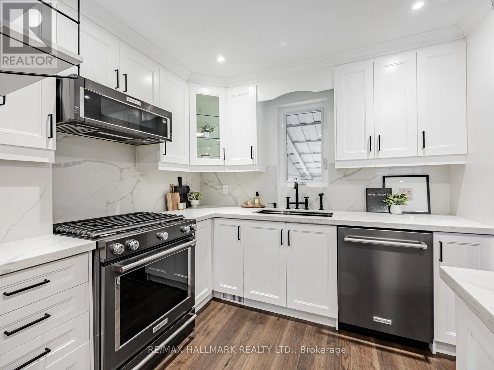 12 LEAGROVE CRESCENT