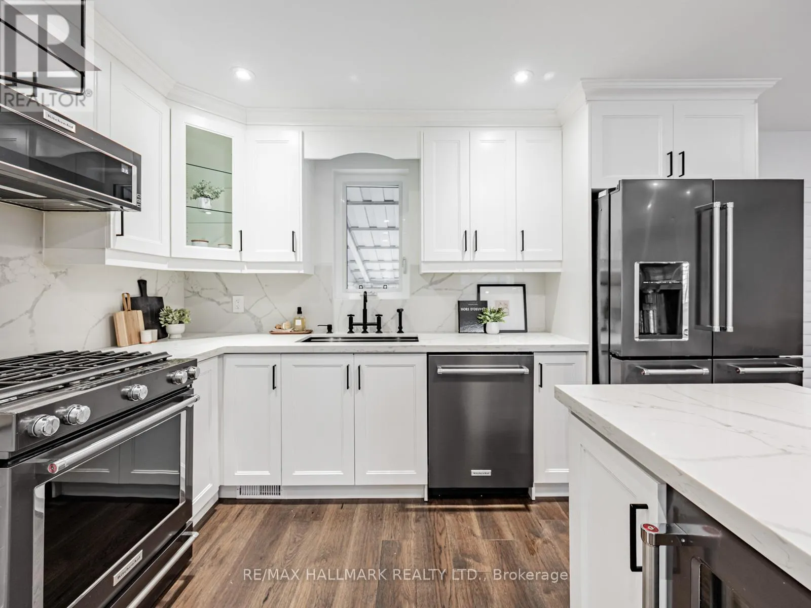 12 LEAGROVE CRESCENT