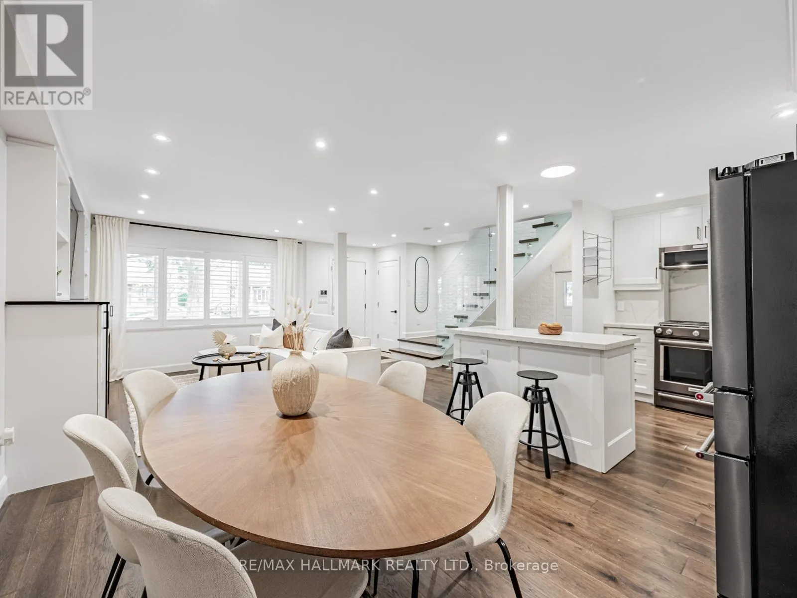 12 LEAGROVE CRESCENT