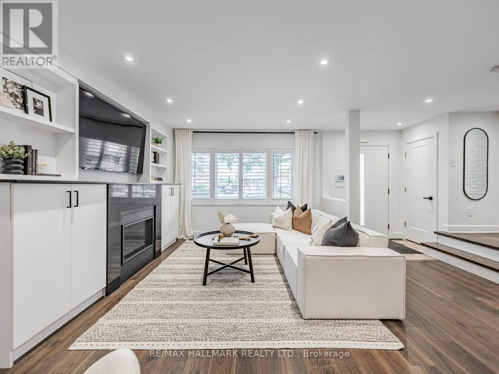 12 LEAGROVE CRESCENT