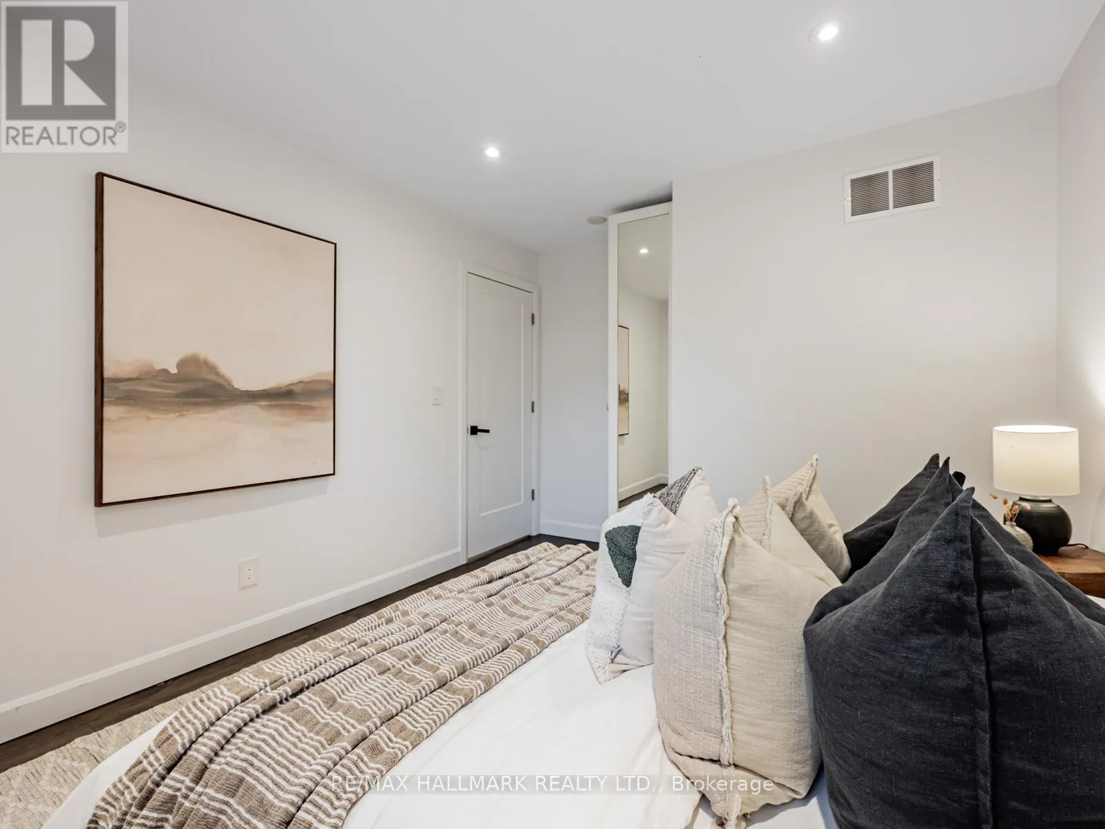 12 LEAGROVE CRESCENT