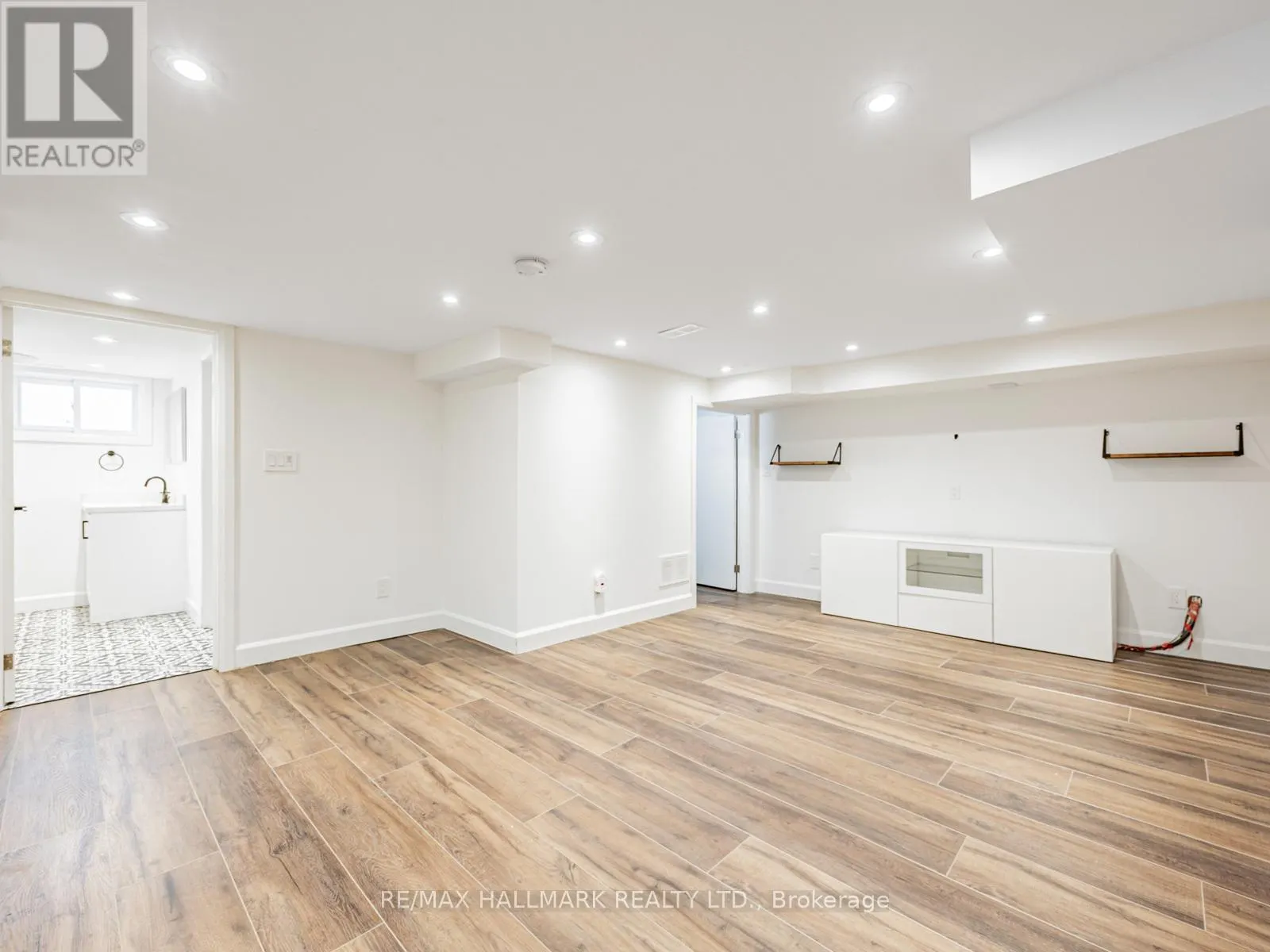 12 LEAGROVE CRESCENT