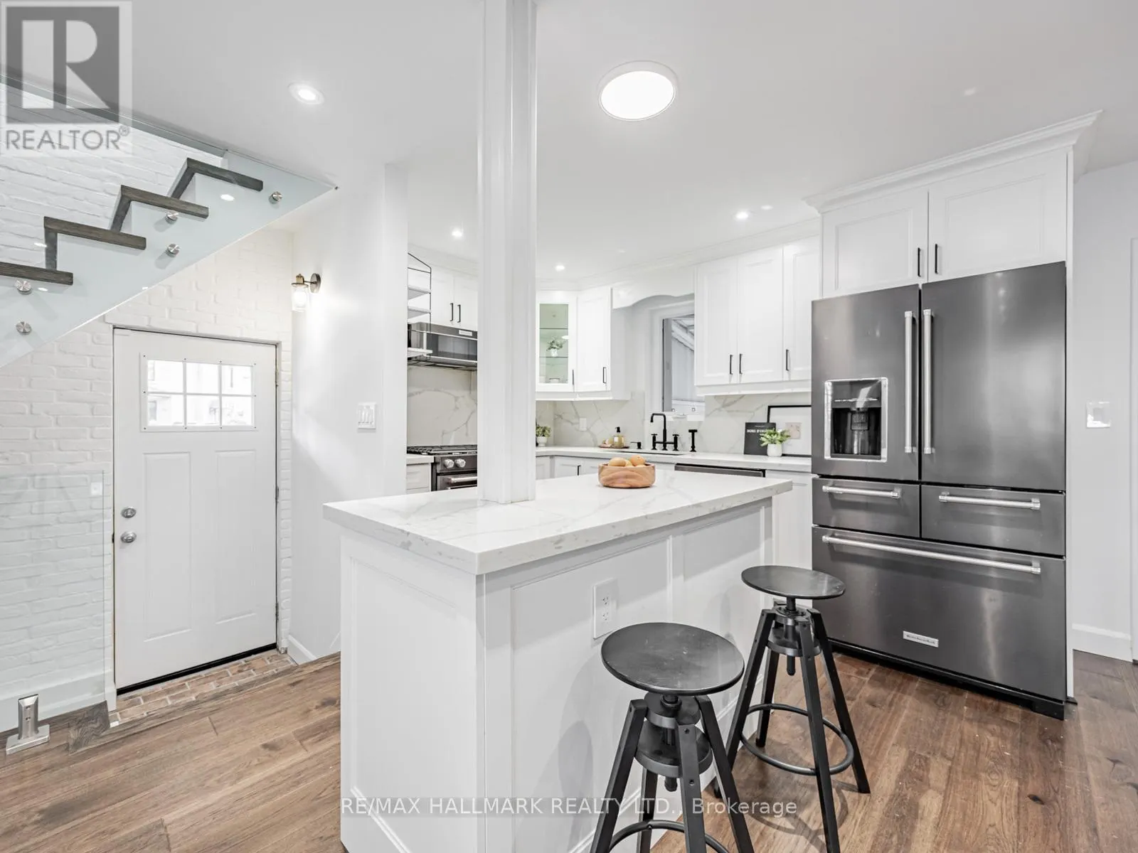 12 LEAGROVE CRESCENT