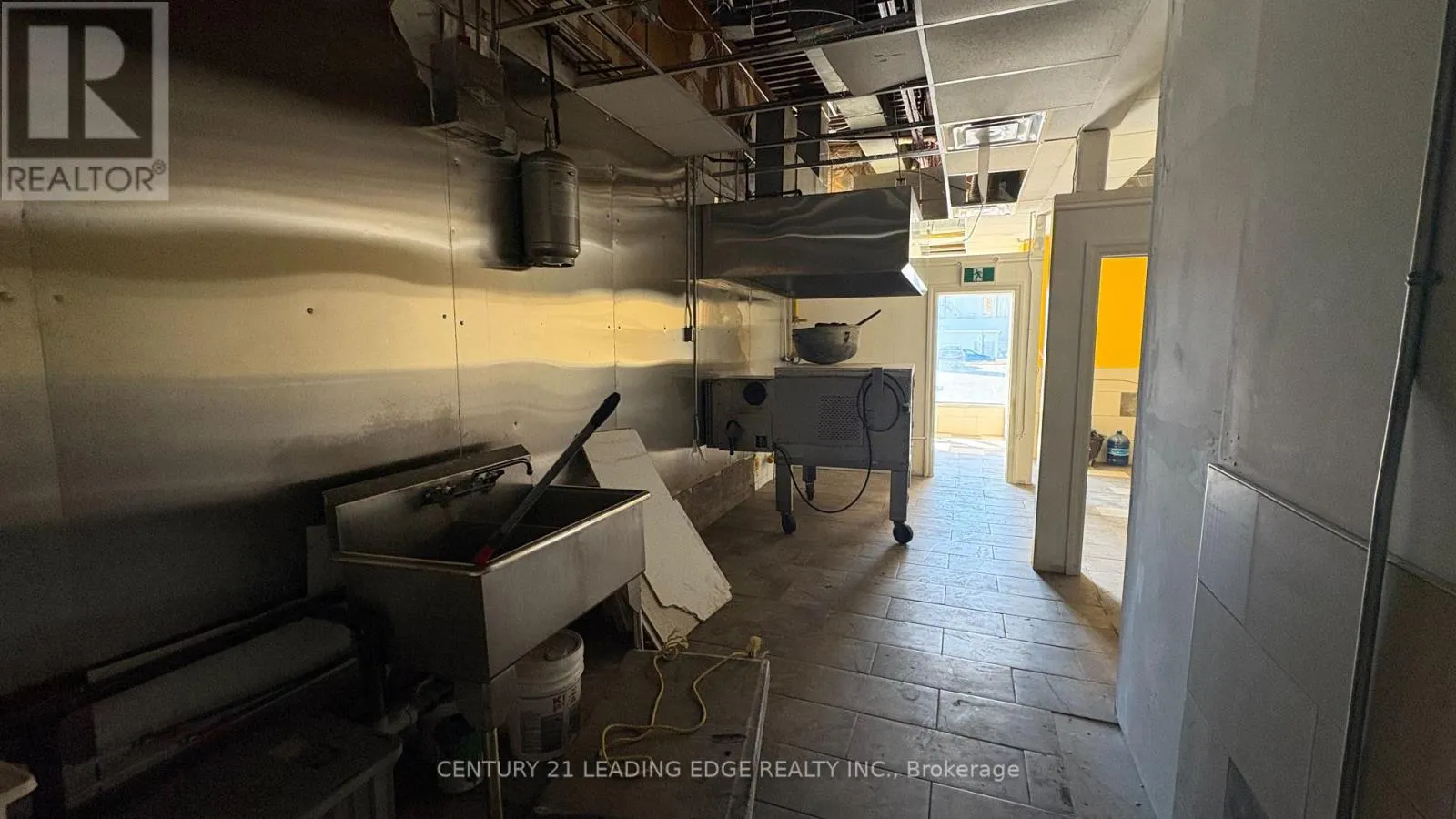 102 - 799 PARK ROAD S