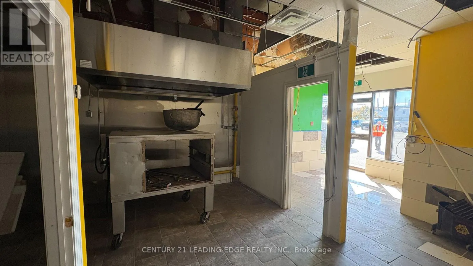 102 - 799 PARK ROAD S