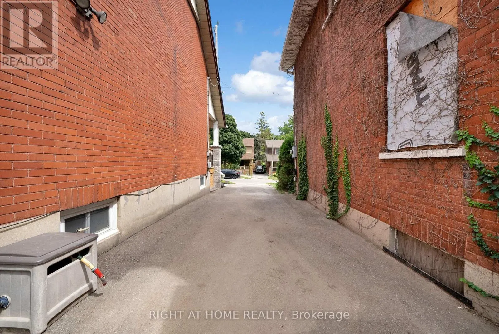 84 OSHAWA BOULEVARD N