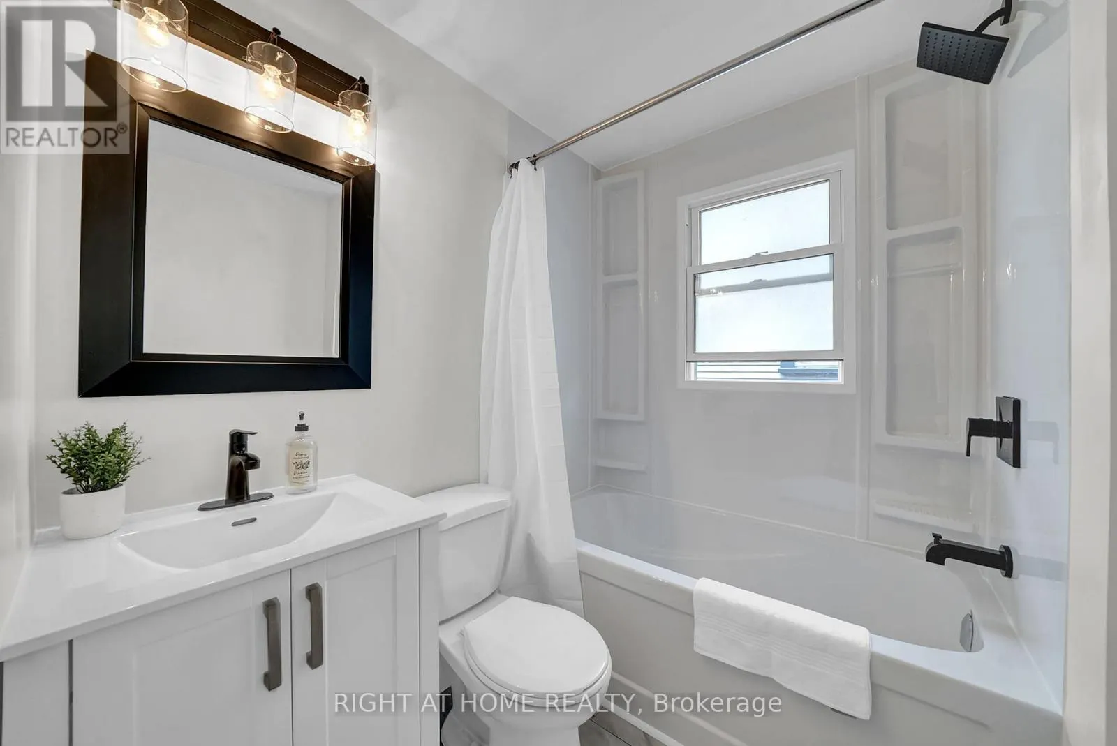 84 OSHAWA BOULEVARD N