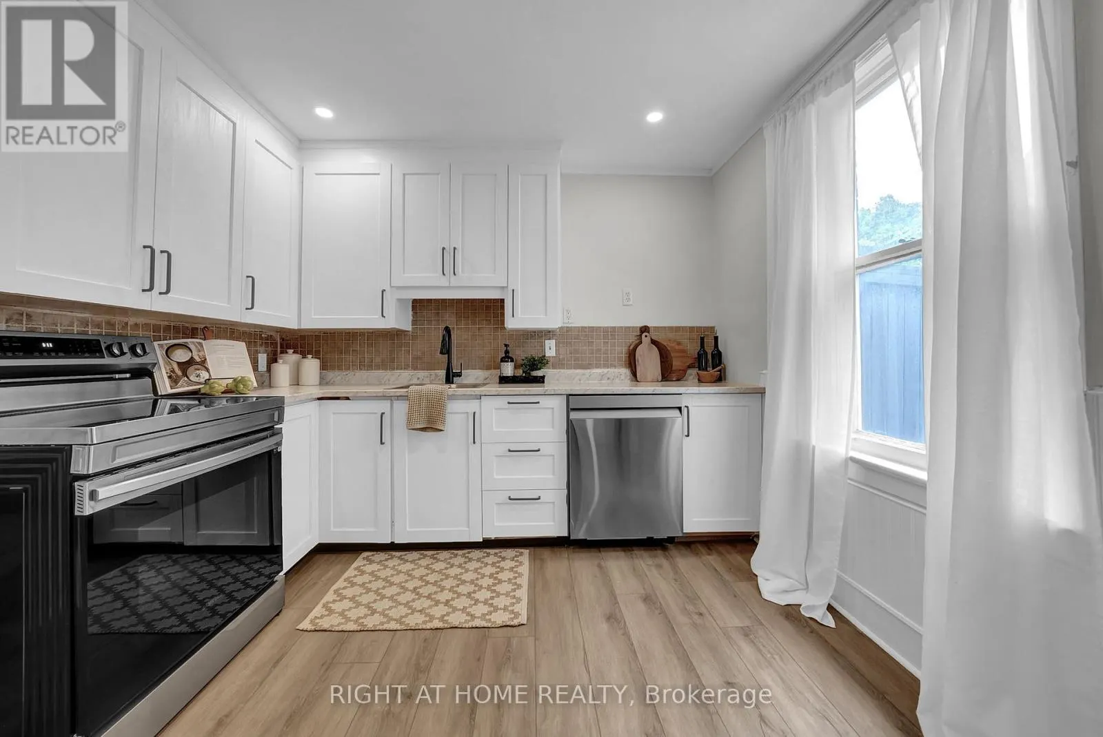 84 OSHAWA BOULEVARD N