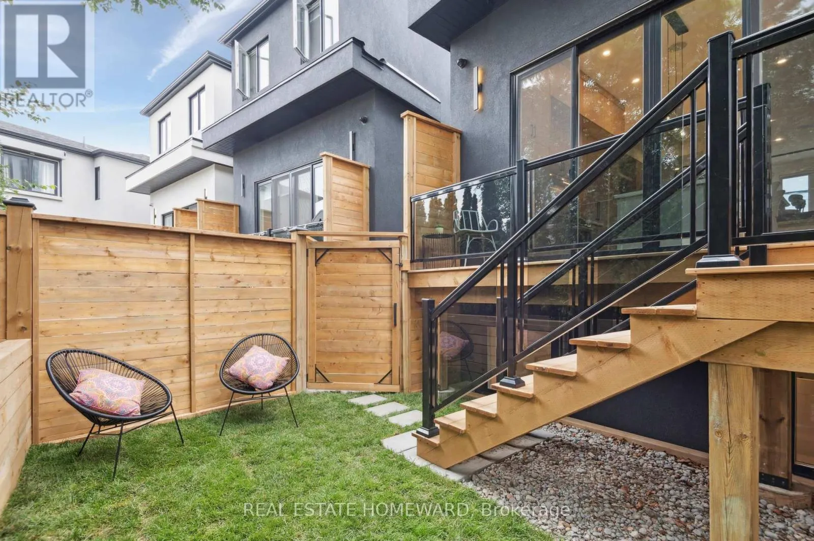 32 WESTLAKE CRESCENT