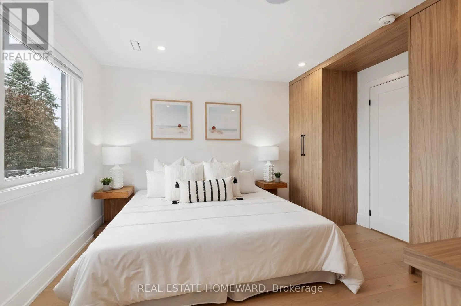 32 WESTLAKE CRESCENT