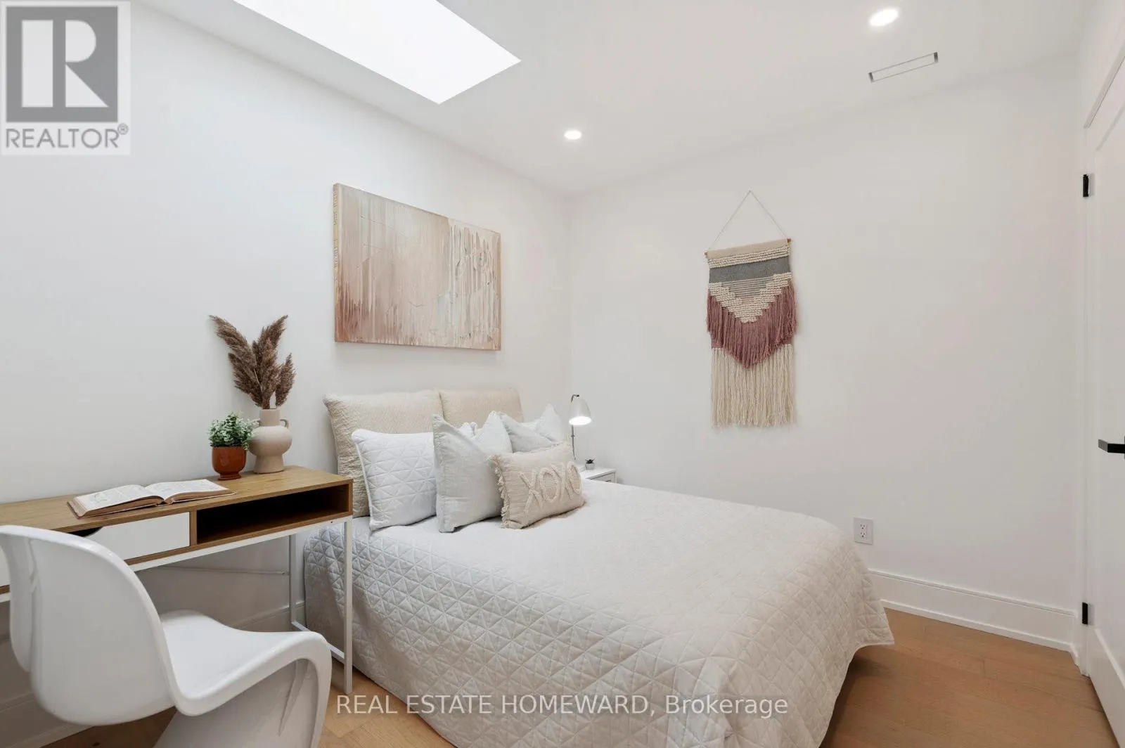 32 WESTLAKE CRESCENT