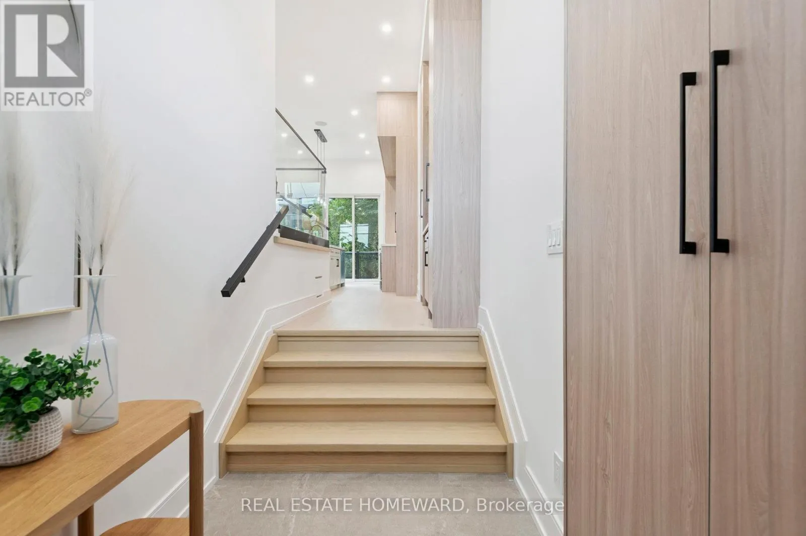 32 WESTLAKE CRESCENT