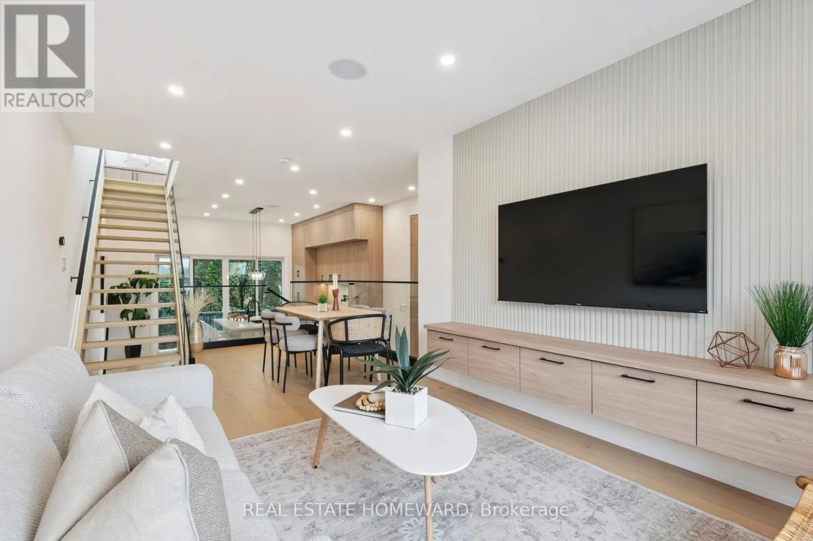 32 WESTLAKE CRESCENT