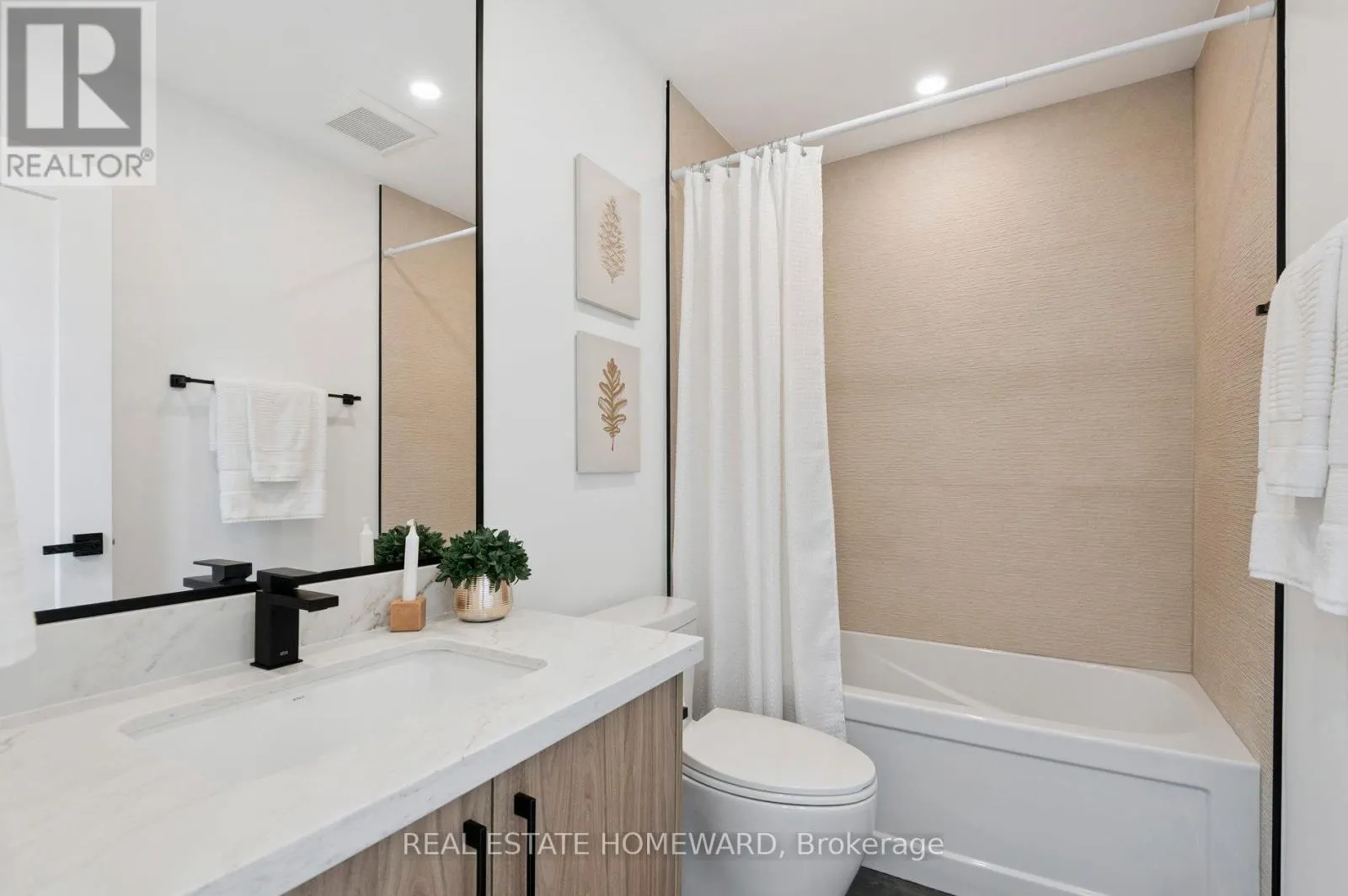 32 WESTLAKE CRESCENT