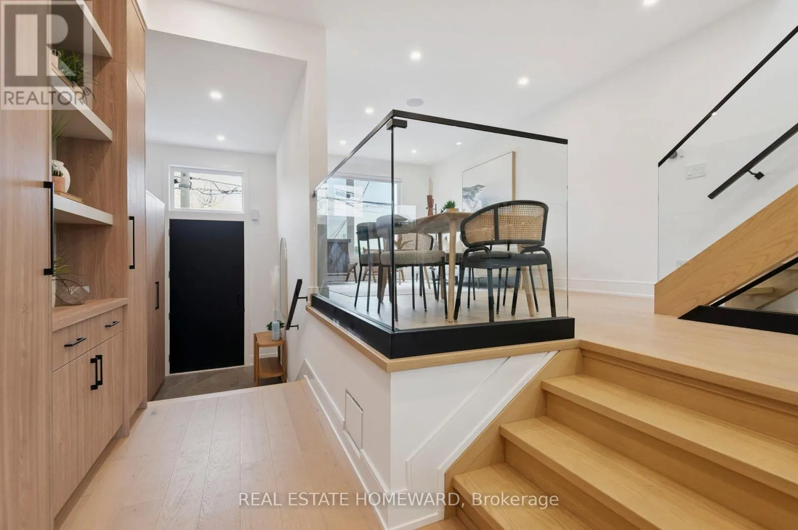 32 WESTLAKE CRESCENT