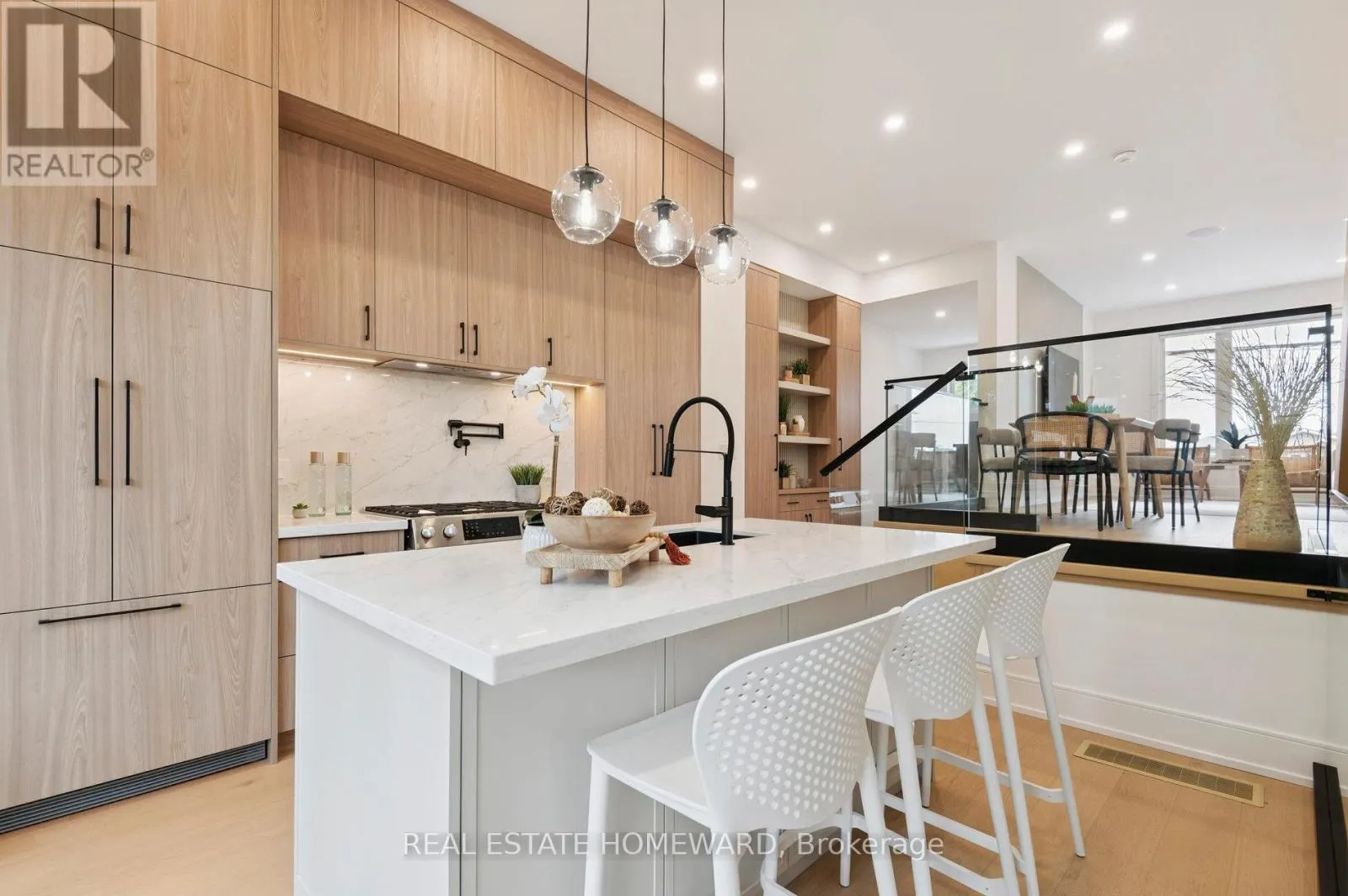 32 WESTLAKE CRESCENT