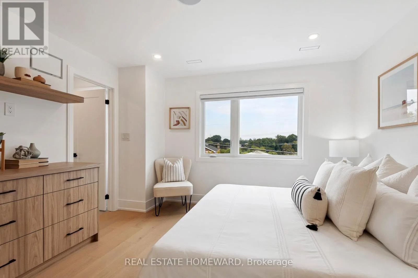 32 WESTLAKE CRESCENT