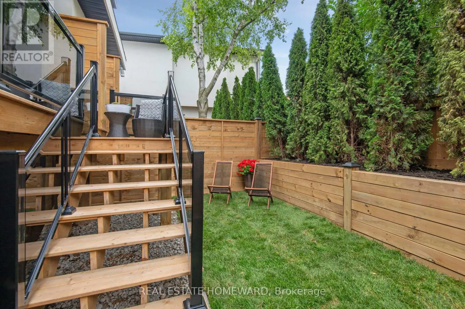 32 WESTLAKE CRESCENT