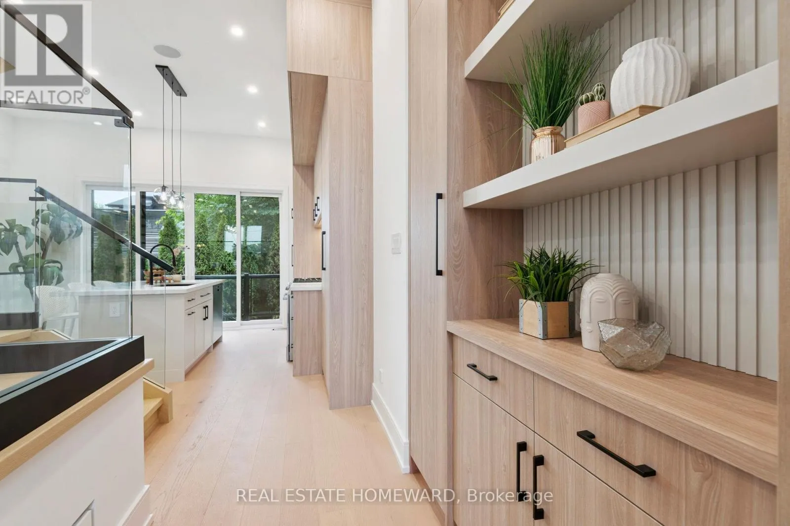 32 WESTLAKE CRESCENT