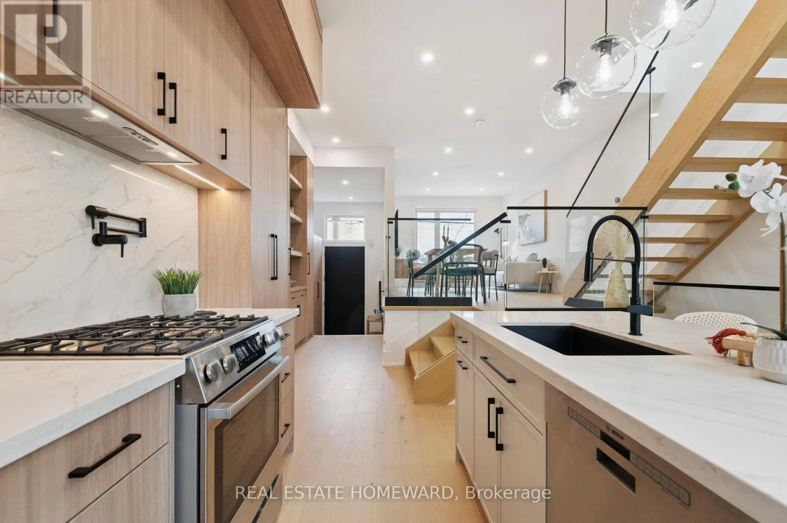 32 WESTLAKE CRESCENT