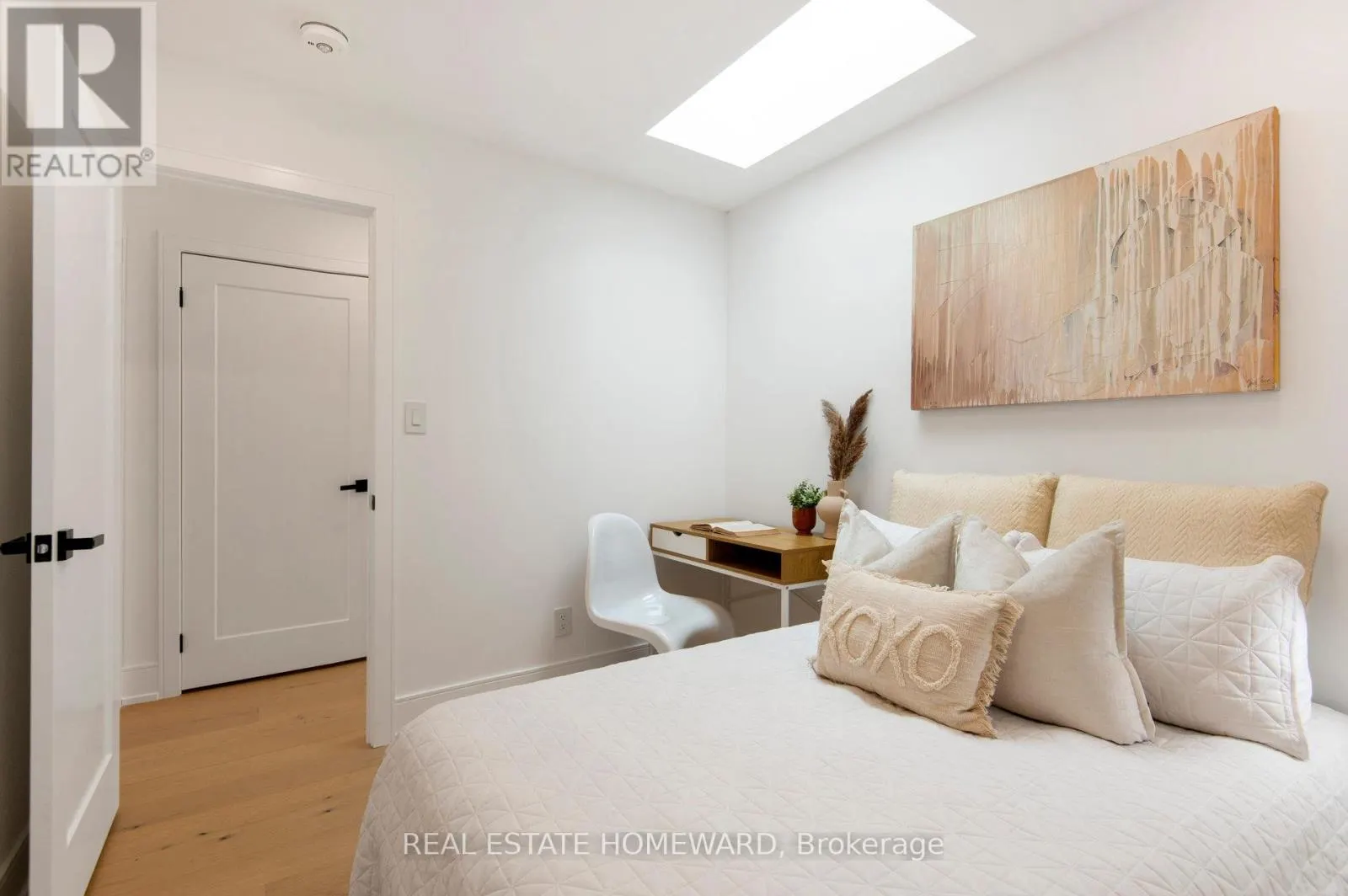 32 WESTLAKE CRESCENT