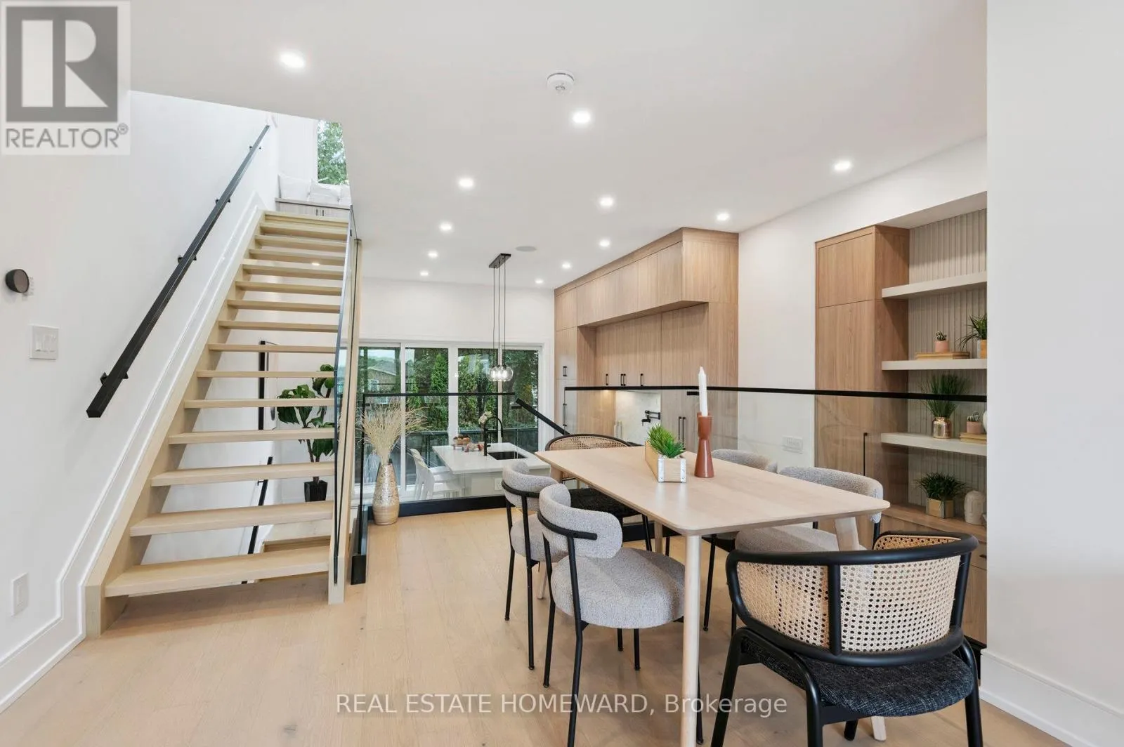 32 WESTLAKE CRESCENT