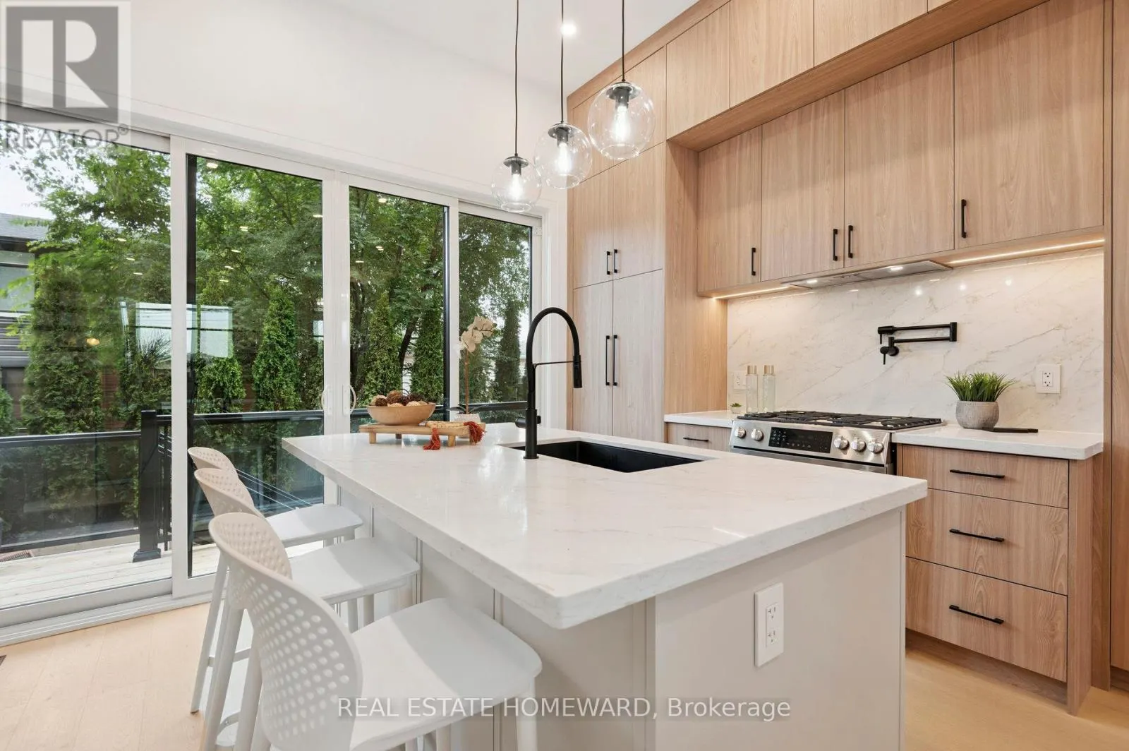 32 WESTLAKE CRESCENT