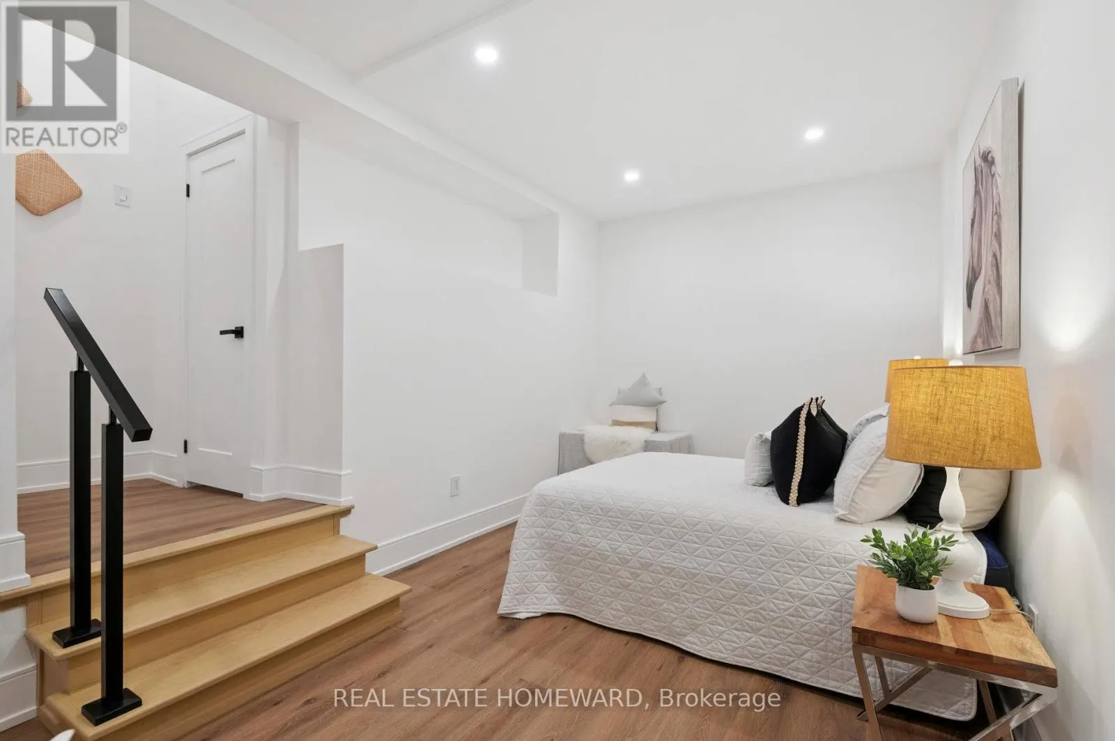 32 WESTLAKE CRESCENT