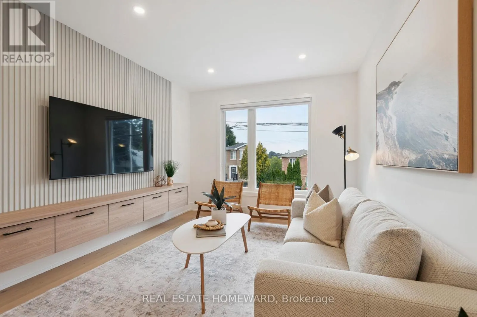 32 WESTLAKE CRESCENT