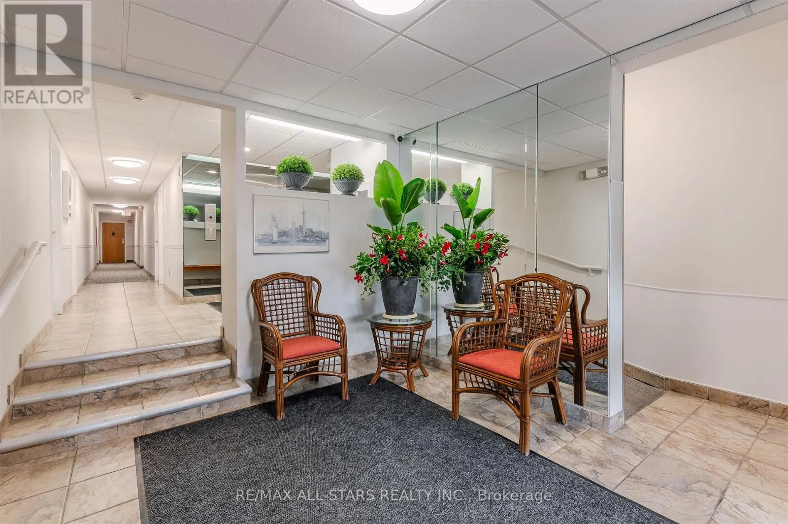 407 - 3734 ST CLAIR AVENUE E