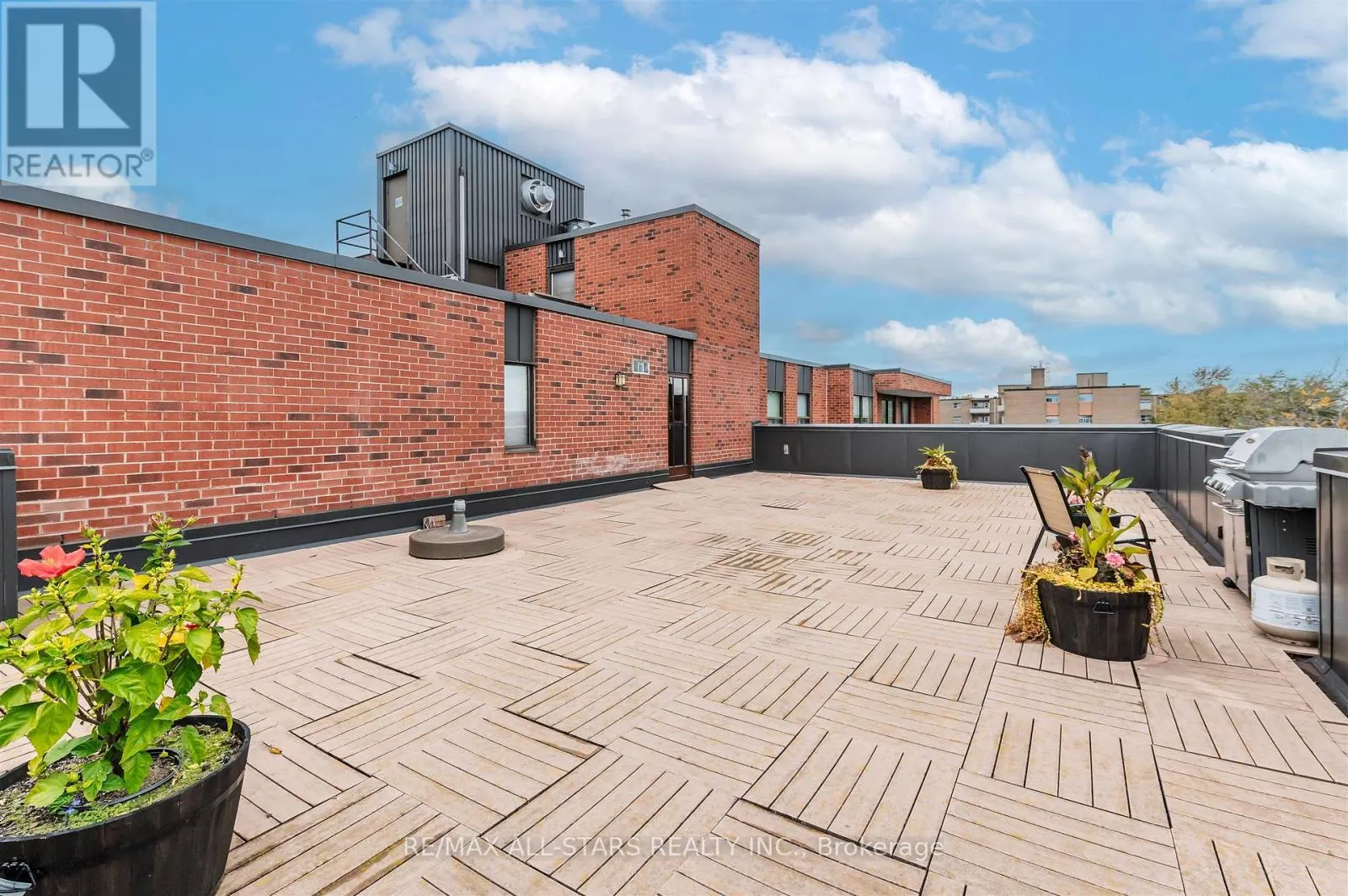 407 - 3734 ST CLAIR AVENUE E