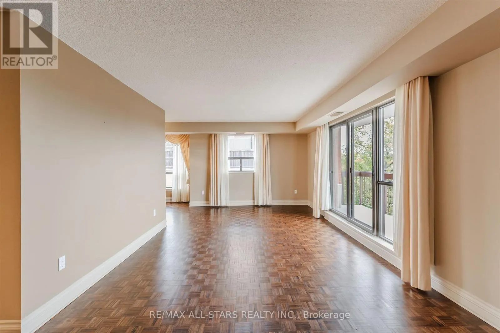 407 - 3734 ST CLAIR AVENUE E