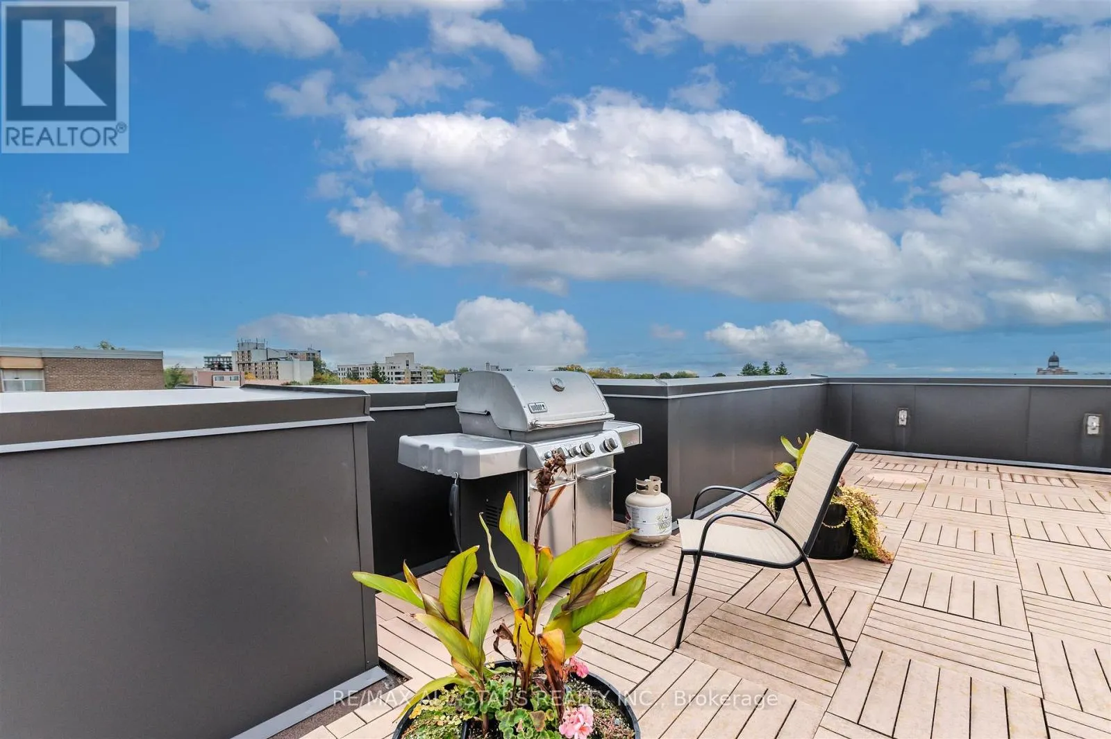 407 - 3734 ST CLAIR AVENUE E