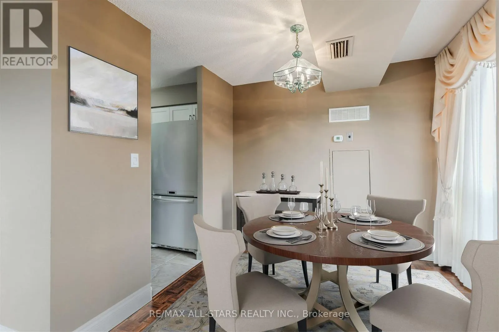 407 - 3734 ST CLAIR AVENUE E