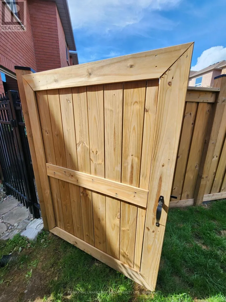 122 THICKET CRESCENT