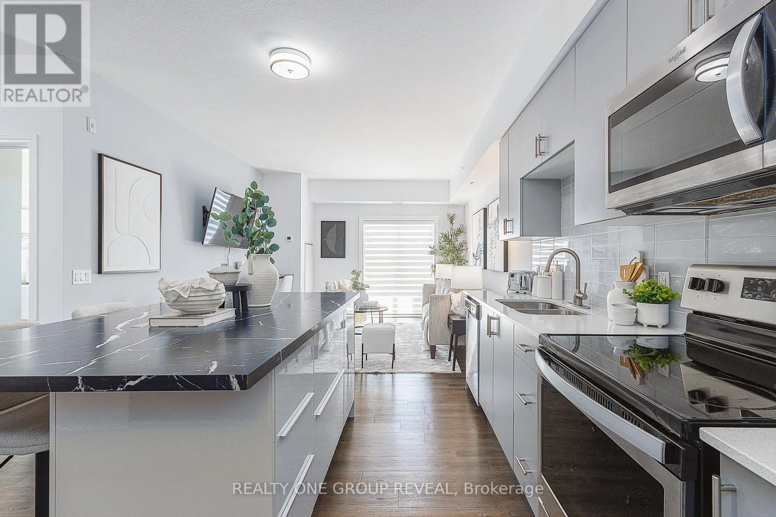 417 - 290 LIBERTY STREET N