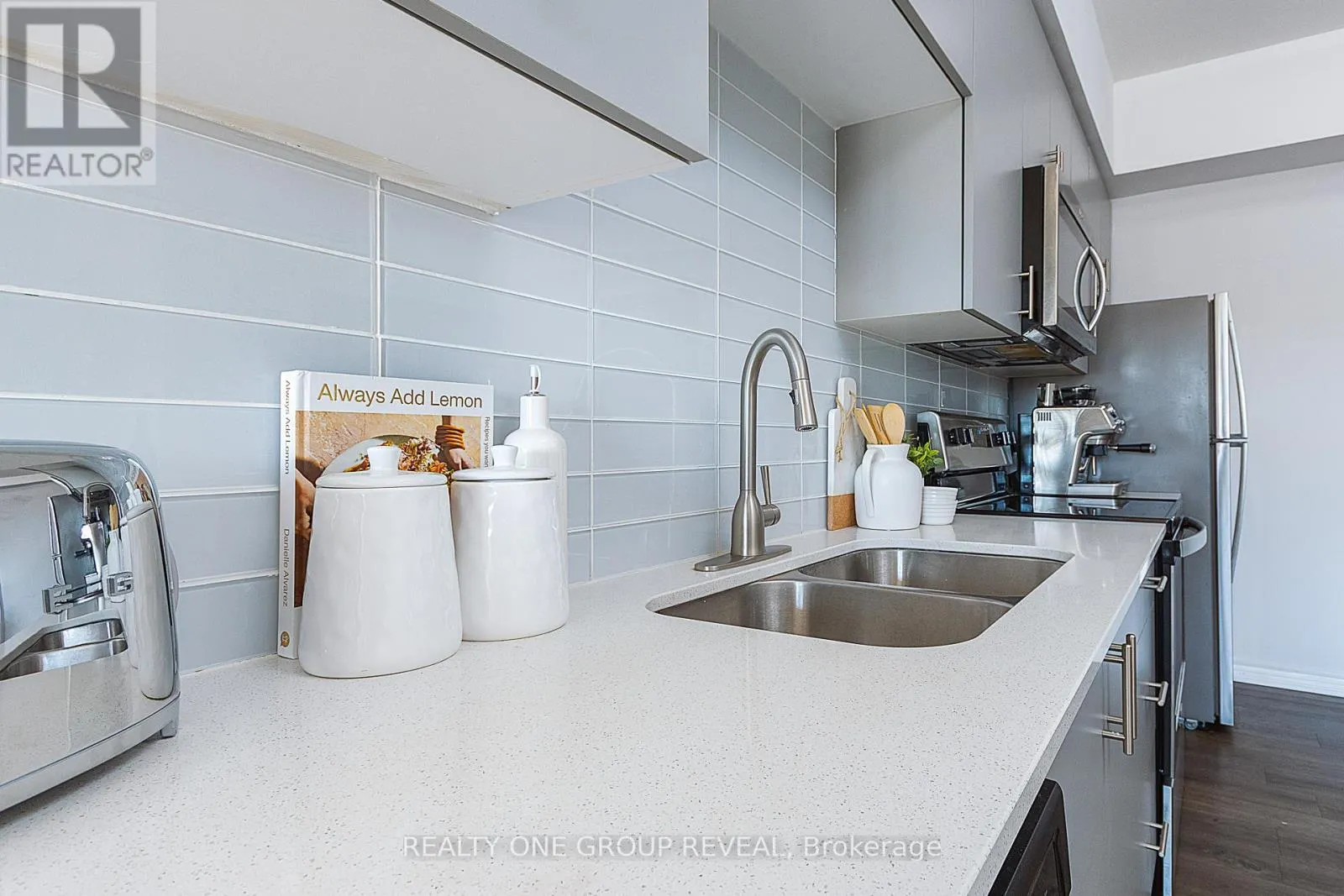 417 - 290 LIBERTY STREET N