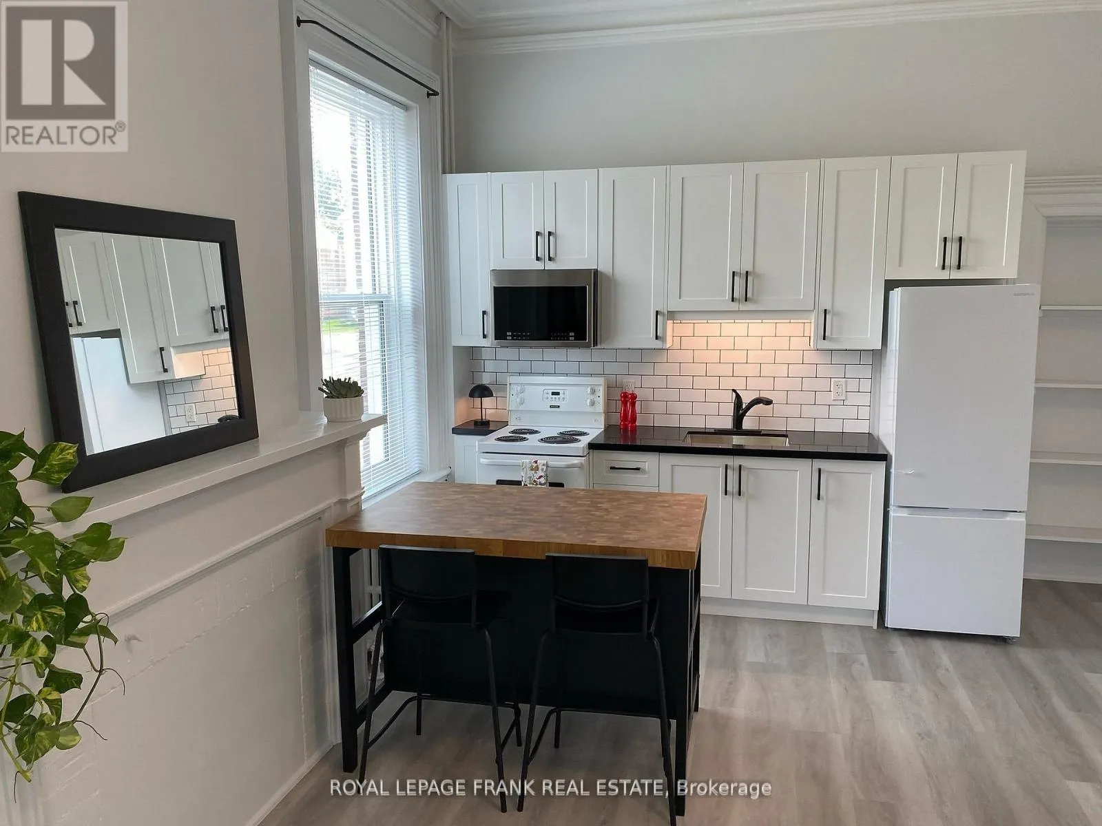 1 - 859 DUNDAS STREET W, #1