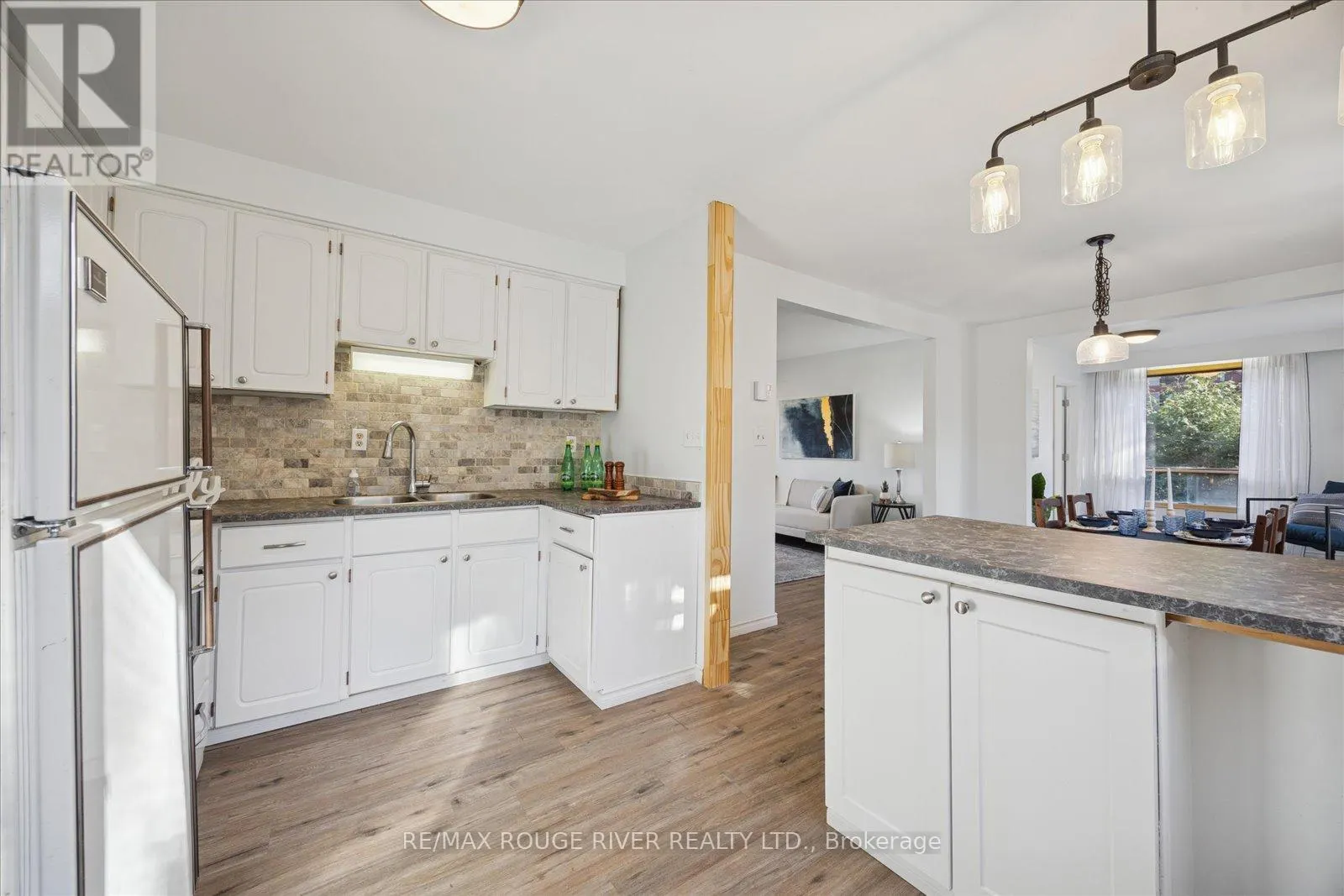 16 BLUMENWEG CRESCENT