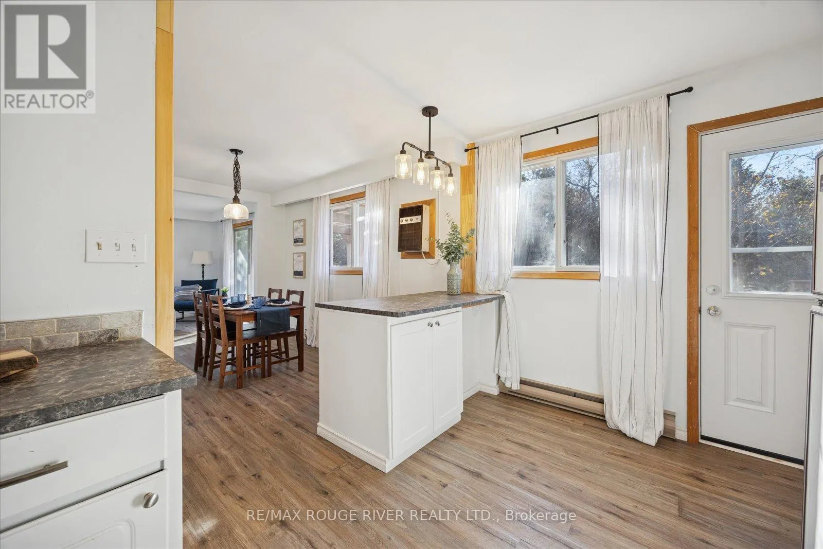 16 BLUMENWEG CRESCENT