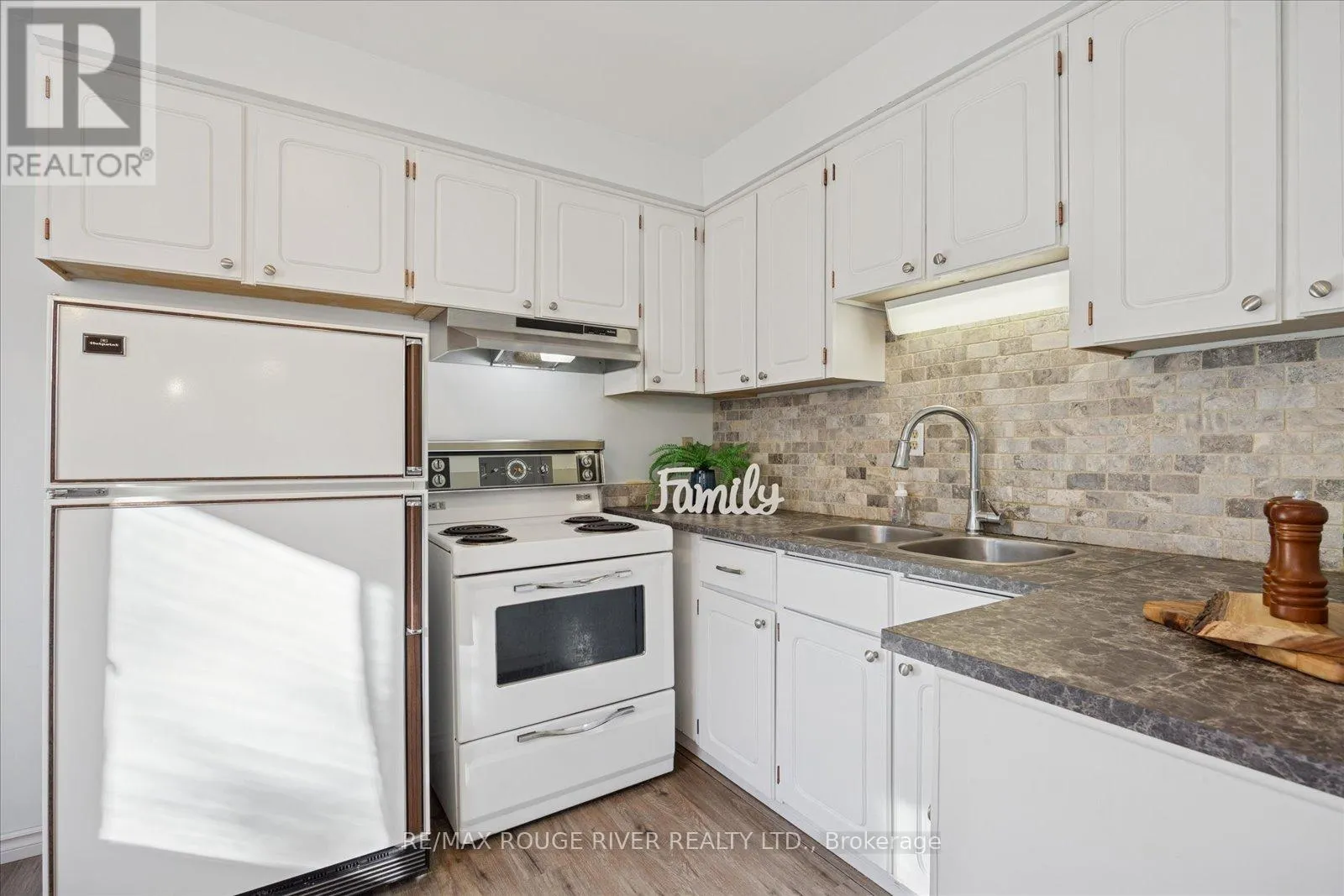 16 BLUMENWEG CRESCENT