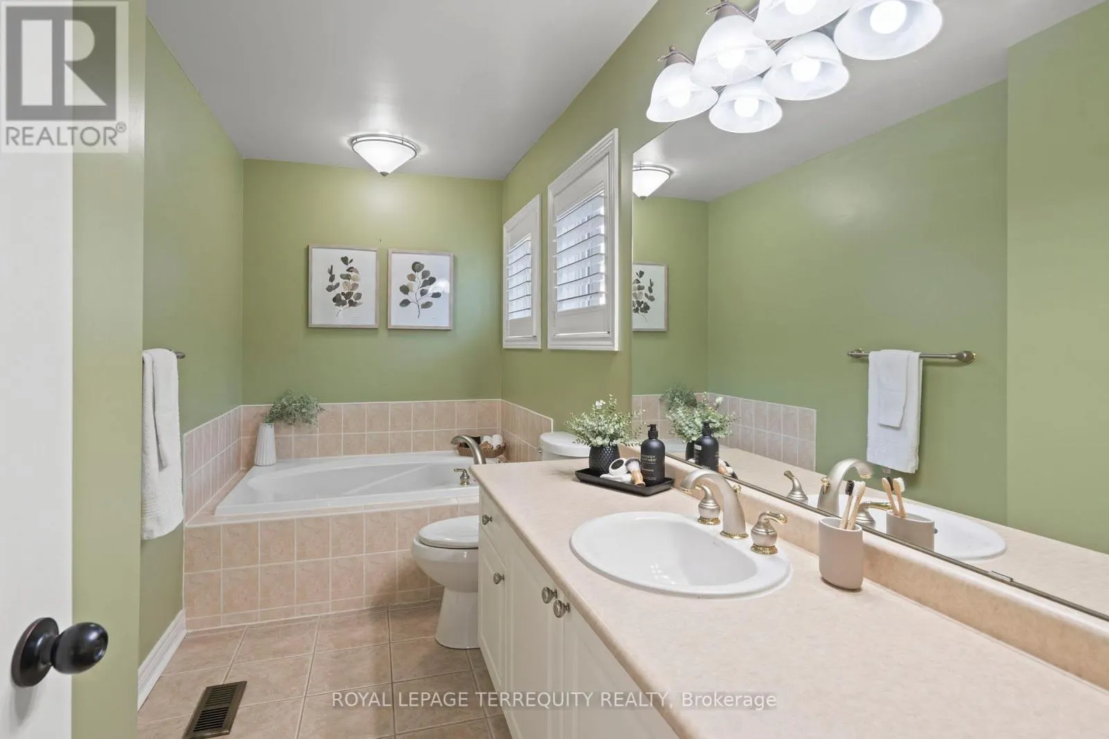 12 KENILWORTH CRESCENT