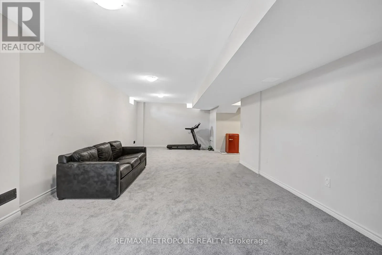 15 DOUGLAS KEMP CRESCENT