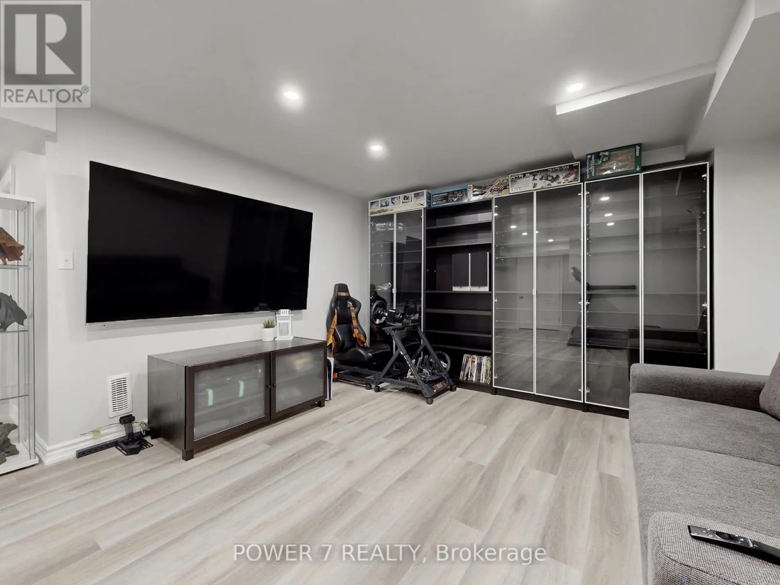 2417 DRESS CIRCLE CRESCENT