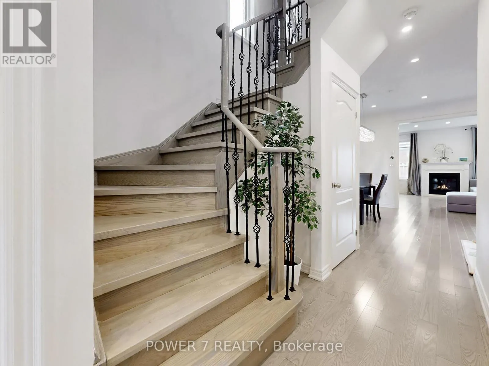 2417 DRESS CIRCLE CRESCENT