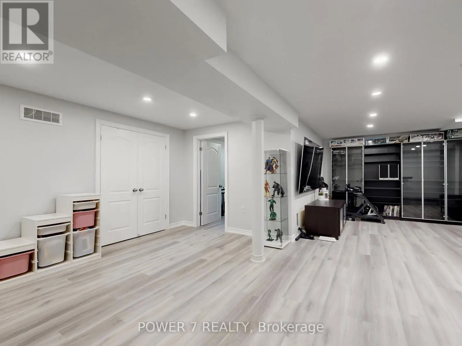 2417 DRESS CIRCLE CRESCENT