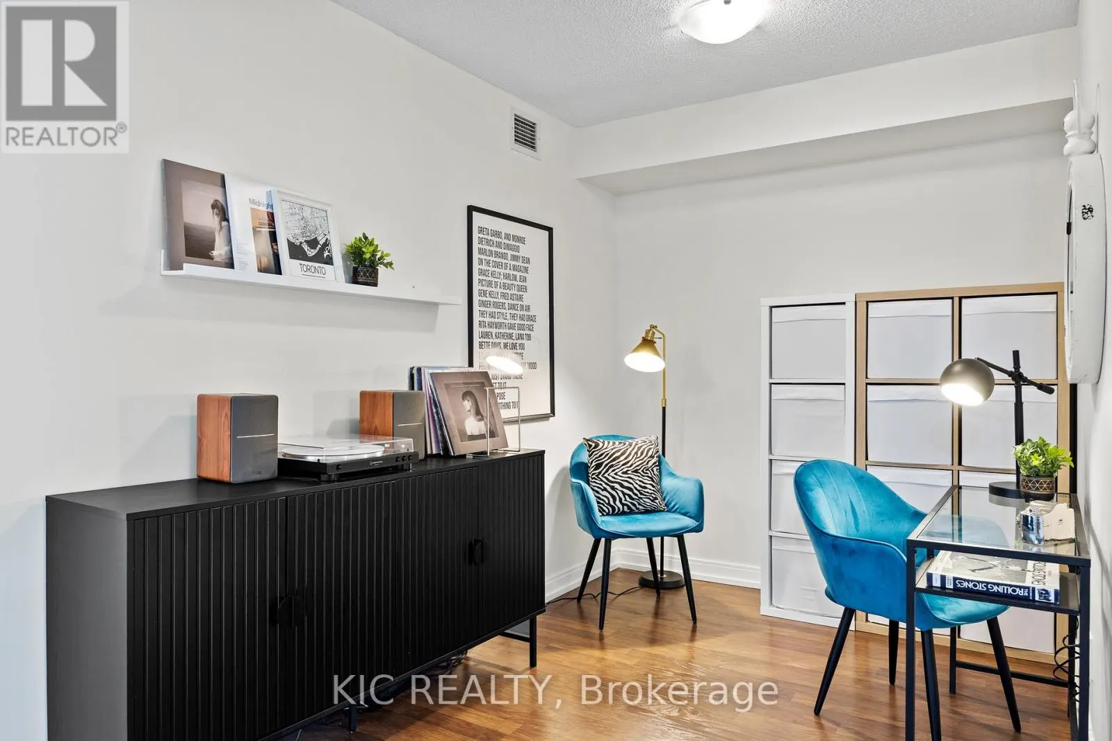 2312 - 181 VILLAGE GREEN SQUARE