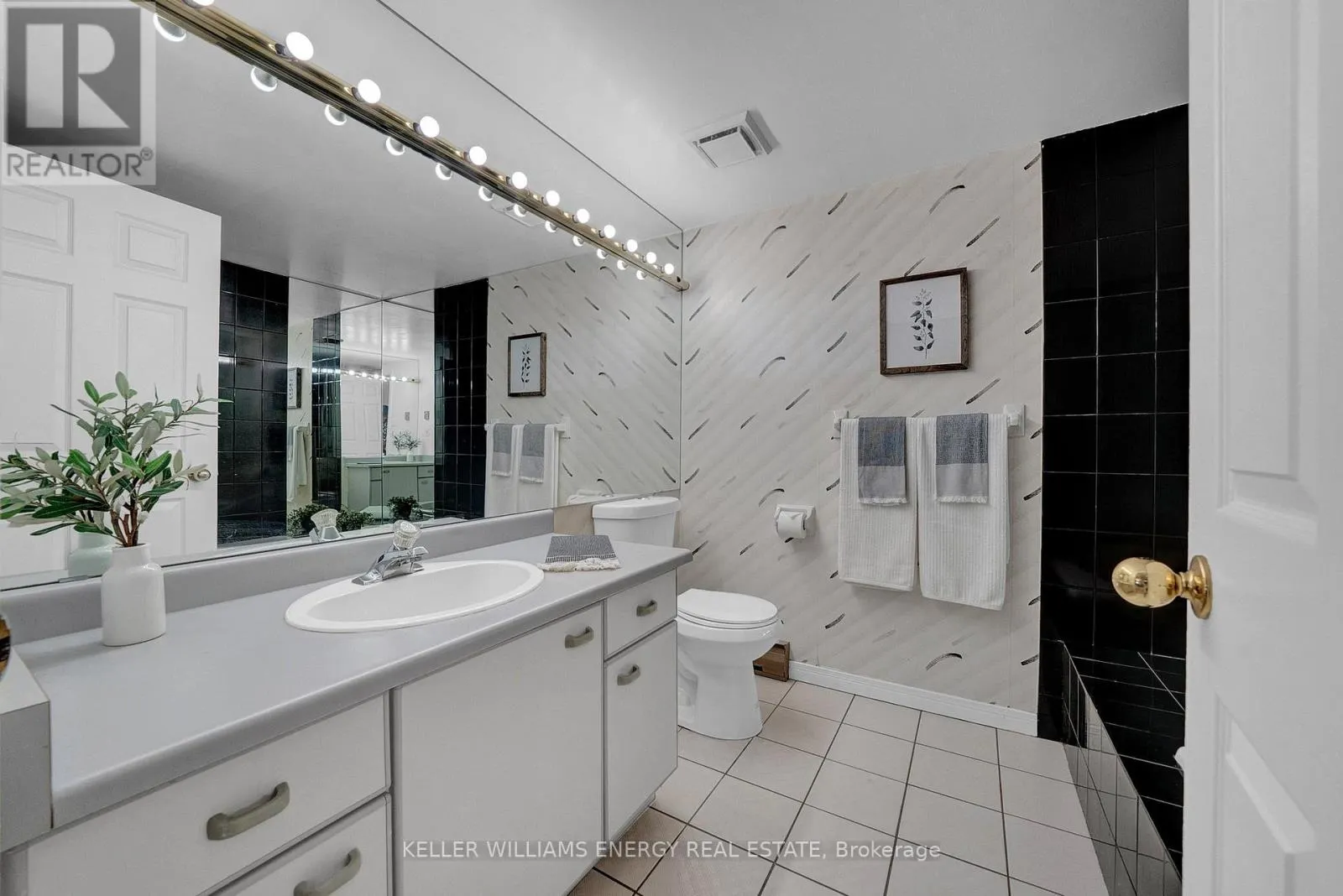 302 - 80 ATHOL STREET E, #302